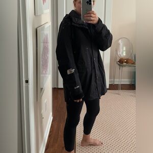 Women’s North Face black windbreaker/shell jacket. Excellent condition.